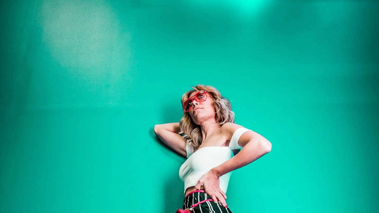 Model în lumini de studio colorate, atitudine editorială