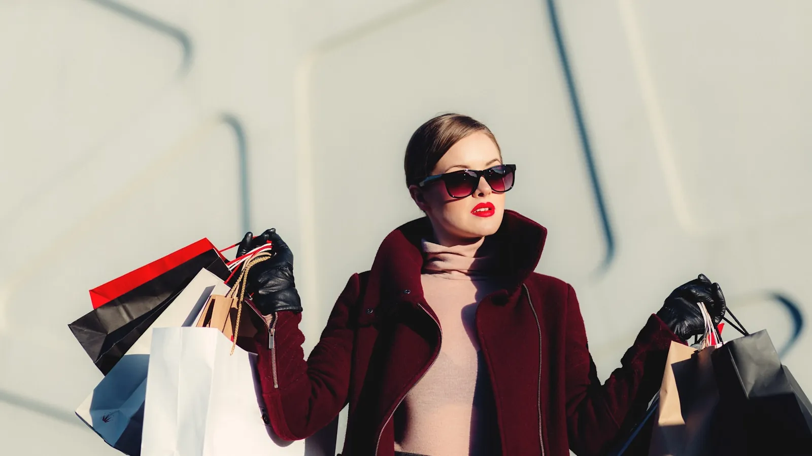 Model în ținută de stradă fotografiat în context fashion urban